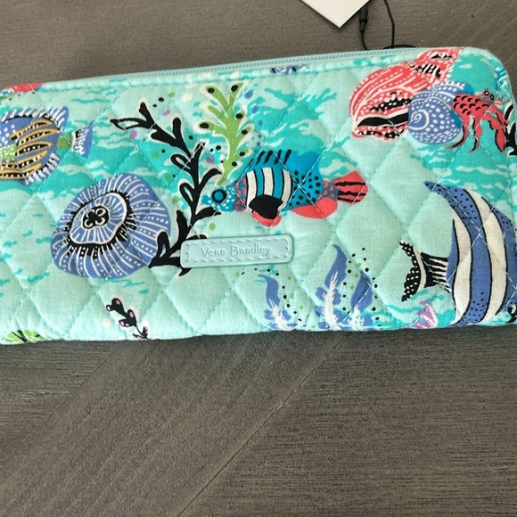 VERA BRADLEY RFID Turnlock Zip Wallet Antilles Treasure - Fish - NWT - Picture 2 of 5